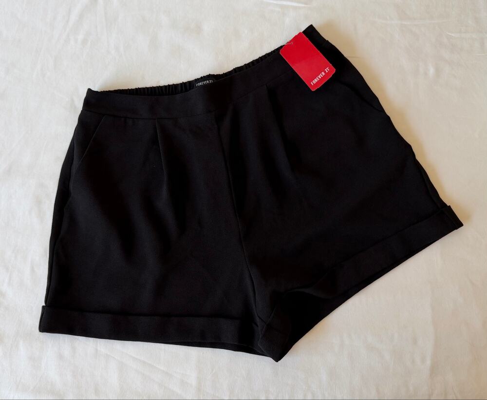 NWT Forever 21 Black Tailored Pleated Pull On Shorts Junior’s Size Small